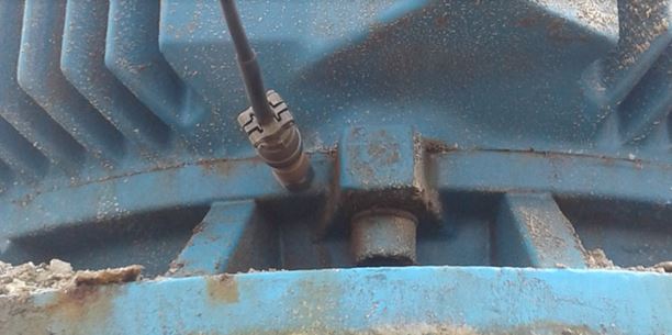 Acelerómetro fijo en motor vertical